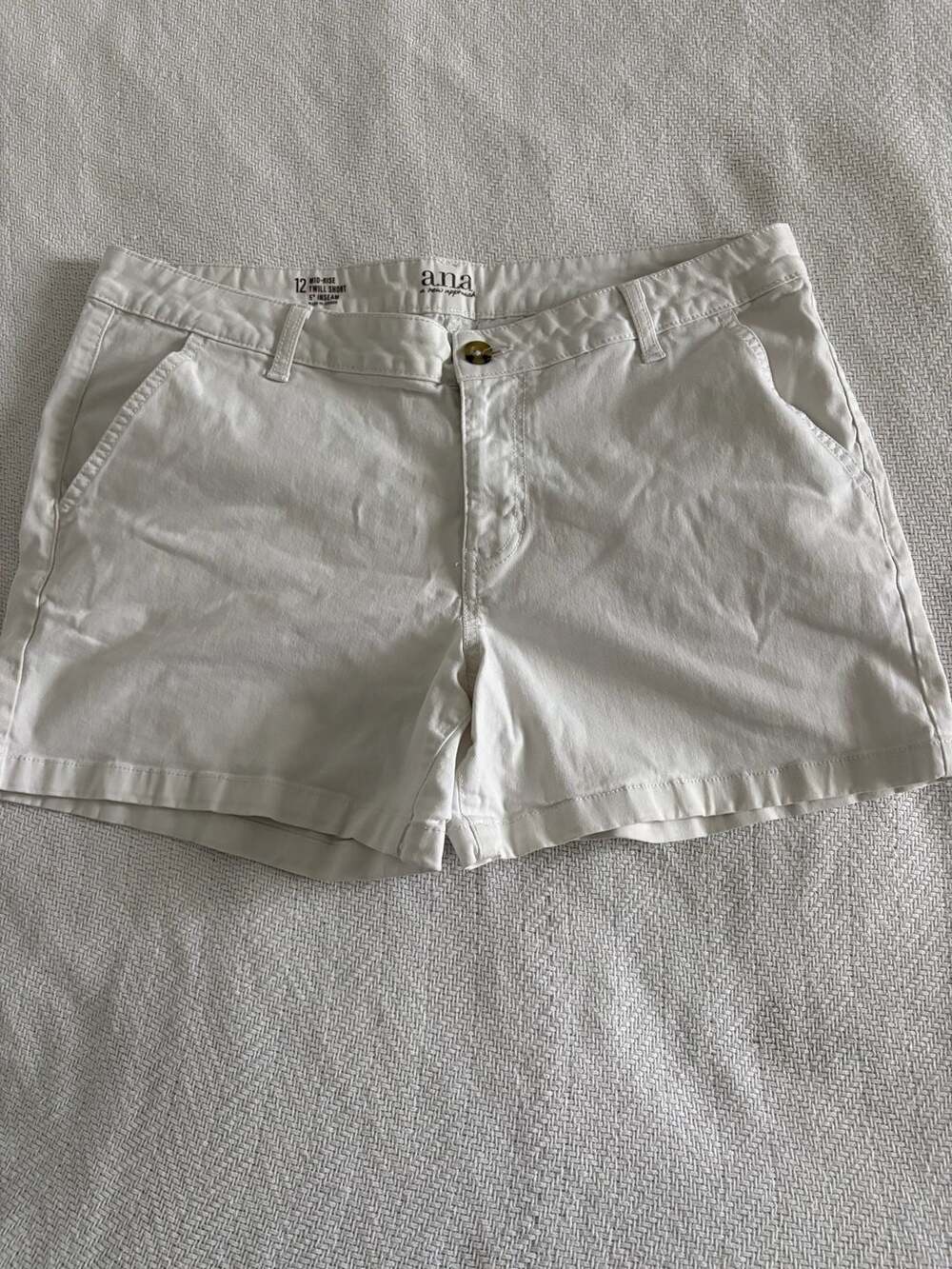 a.n.a a new approach Women's Mid-Rise Twill Shorts White Size 12
